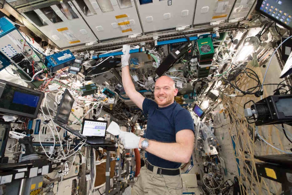 Alexander Gerst beim wöchentlichen Putzen der ISS.