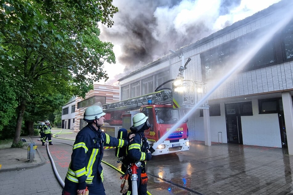 Noch immer ist die Feuerwehr vor Ort, um verbliebene Glutnester abzulöschen. Der Brand ist vollständig unter Kontrolle.