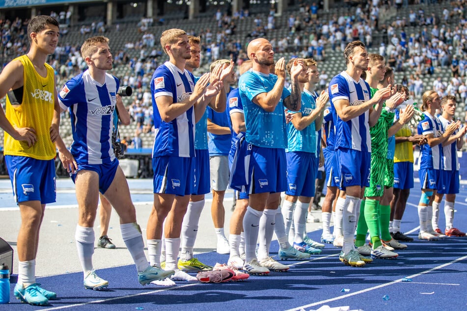 Nach der Auftaktpleite herrscht auch bei Jonjoe Kenny (26, 2.v.l.) und Marton Dardai (22, 3. v.l.) Enttäuschung.