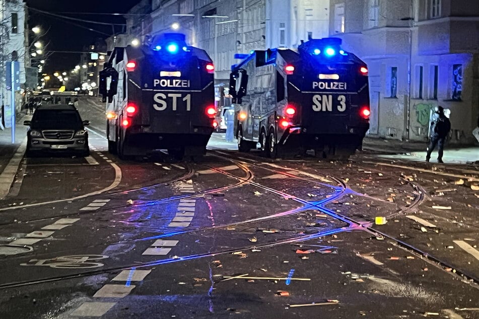 Alle Jahre wieder: Am Connewitzer Kreutz ging die Polizei mit Wasserwerfer und Räumpanzer gegen eine randalierende Meute vor.