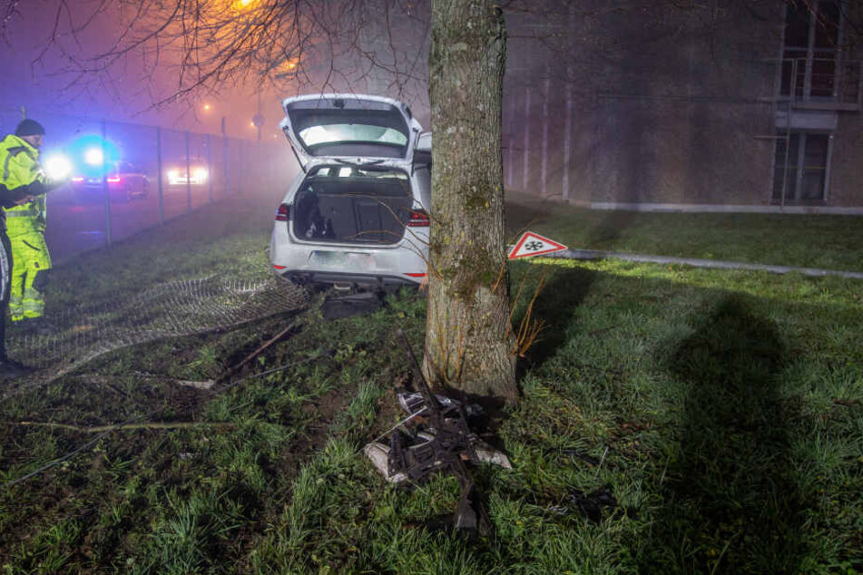 Die Frau riss zuerst eine Straßenlaterne um und krachte zusammen mit dieser durch den Zaun des Umspannwerks.