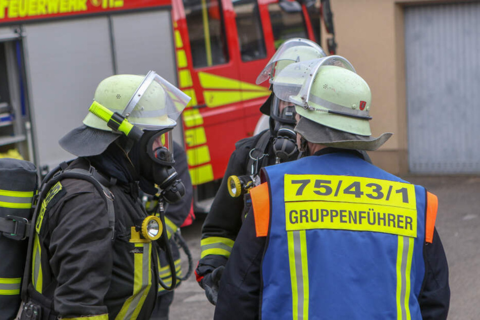 Die Feuerwehr musste mit schwerem Atemschutz gegen das Feuer vorgehen.