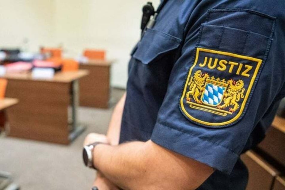 Von der ursprünglich polizeilich genannten Gruppe von etwa 30 Personen müssen sich ab April sechs Beschuldigte vor Gericht verantworten. (Symbolbild)