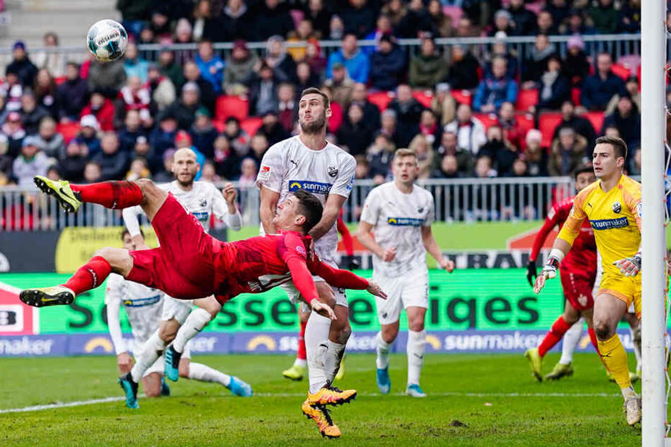 Stuttgarts Mario Gomez (l) schießt per Fallrückzieher das später aberkannte Tor zum 2:1.