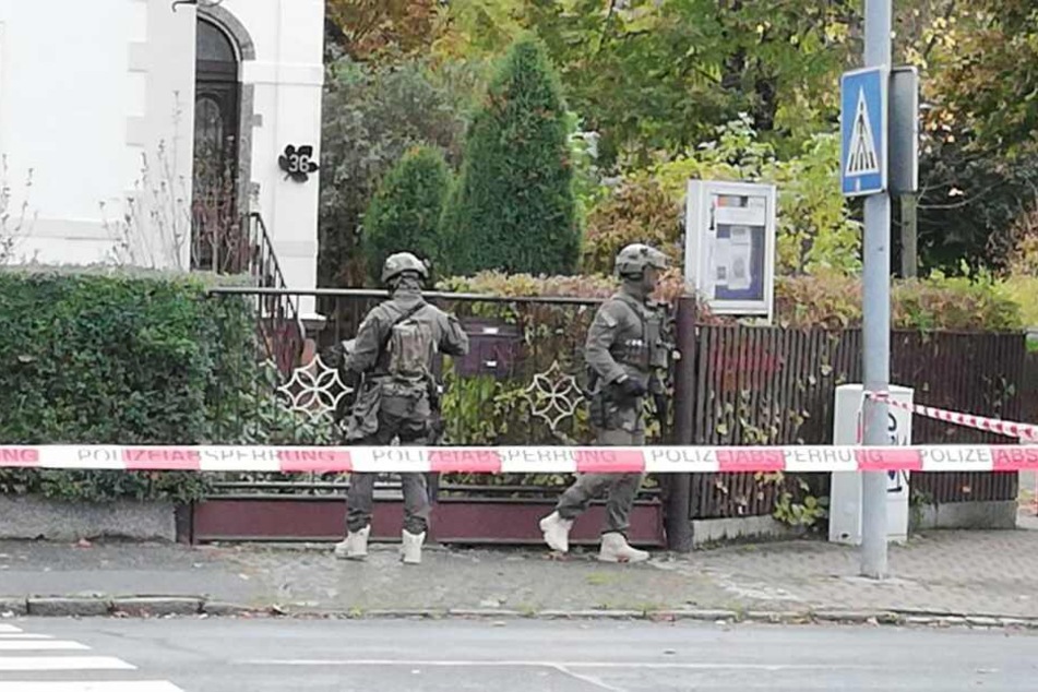 Ein Spezialeinsatzkommando stürmte die Wohnung und nahm den psychisch kranken Mann fest.