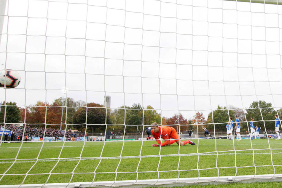 Der Ball von Dennis Grote zappelt im Berliner Netz.