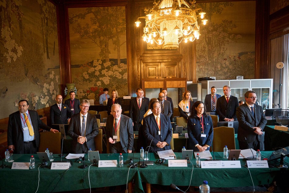 Die Delegation der Ukraine bei der Eröffnung eines Schiedsgerichtfalls zwischen der Ukraine und Russland vor dem Ständigen Schiedshof in Den Haag.