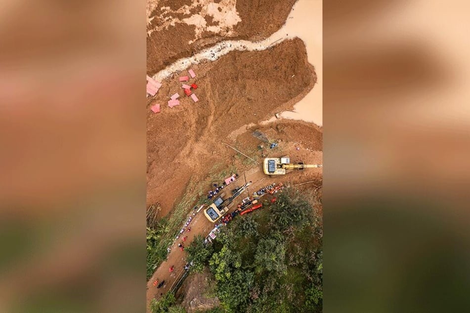 Bagger werden für einen Einsatz nach dem Erdrutsch vorbereitet.