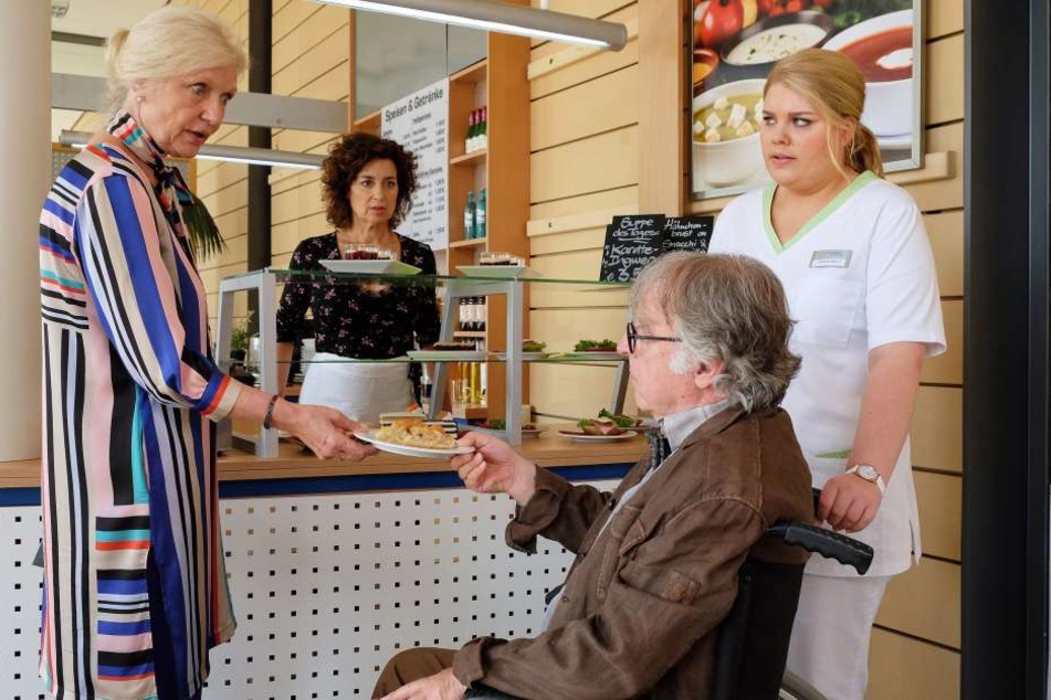 In der Cafeteria muss Schwester Linda (r.) den ehemaligen "SOKO Leipzig"-Chefermittler daran erinnern, dass er nüchtern bleiben muss. Das letzte Stück Kuchen will er aber auf keinen Fall seiner verstrittenen Nachbarin und Ex-Freundin Irmgard Müller (l.) ü