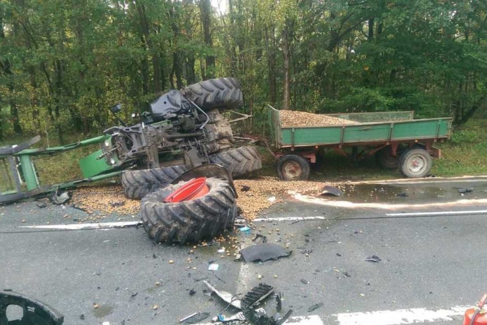 Der Fahrer des Landwirtschaftsfahrzeugs wurde nur leicht verletzt.