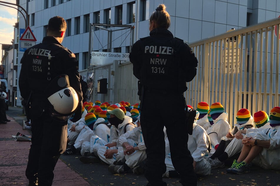 Rund 70 Teilnehmer des Antikriegsbündnisses "Rheinmetall entwaffnen" haben die Zufahrt zu einem Bundeswehr-Gebäude in Köln am Mittwochmorgen blockiert.