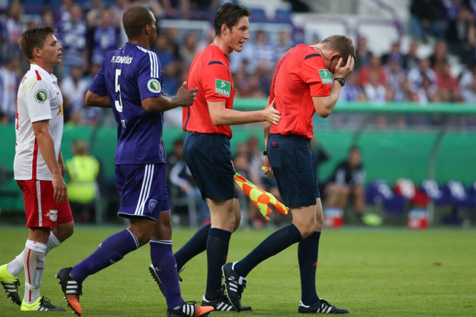 2015, damals kickte Dominik Kaiser (l.) noch für RB, brach Martin Petersen (r.) die Partie in Osnabrück ab, nachdem er von einem Feuerzeug am Kopf getroffen wurde.