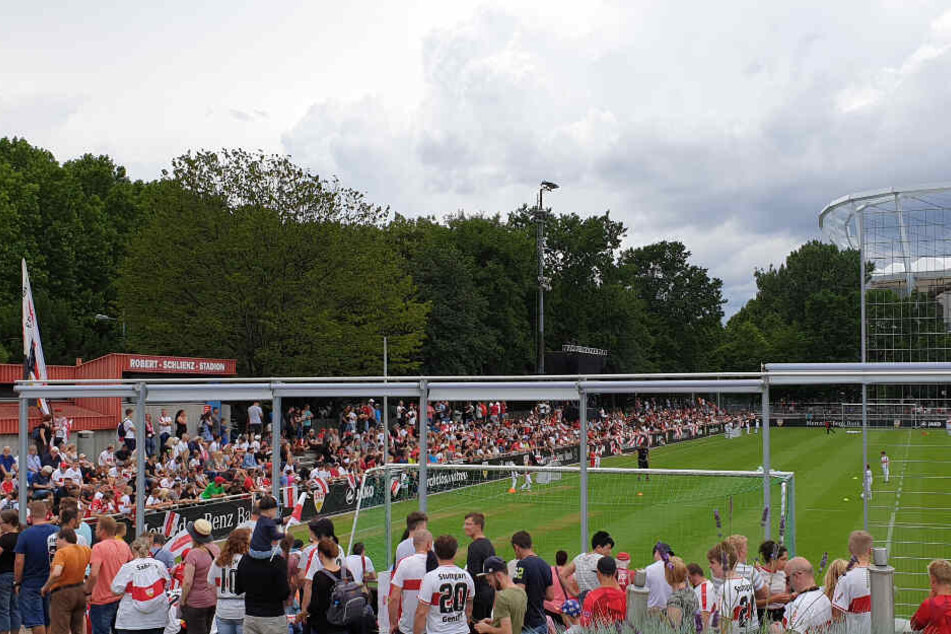 Nach dem Einlass ins Robert-Schlienz-Stadion sehen sich viele Fans eine Trainingseinheit der Nachwuchsfußballer an.