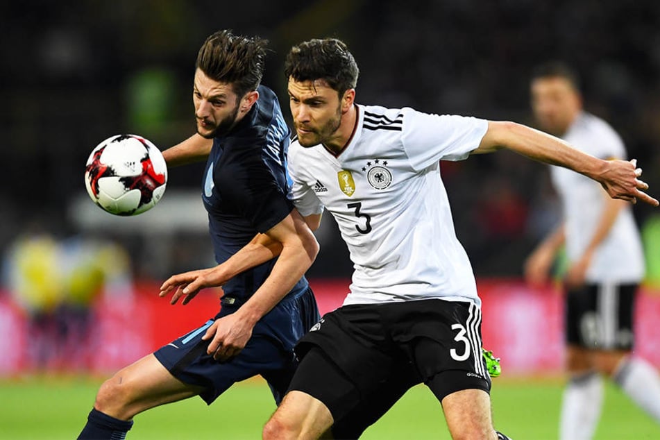 Jonas Hector (r.) im Duell mit Englands Adam Lallana (l.).