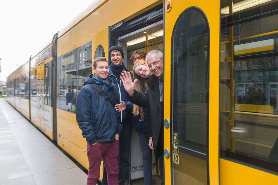 Göttliche Stadtrundfahrt: Thaddäus Walsch (17), Richard Luck (18), Lennard Tröndle (18) und Cosima Sagurna (18) zeigten Bischof Heinrich Timmerevers (64,v.l.n.r.) ihre Stadt.