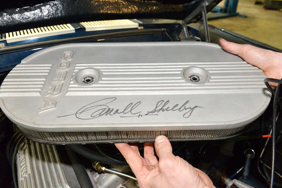 Samt Signatur von Auto-Legende Carroll Shelby (1923-2012) hat der Shelby-Mustang einen Wert von etwa 200.000 Euro.