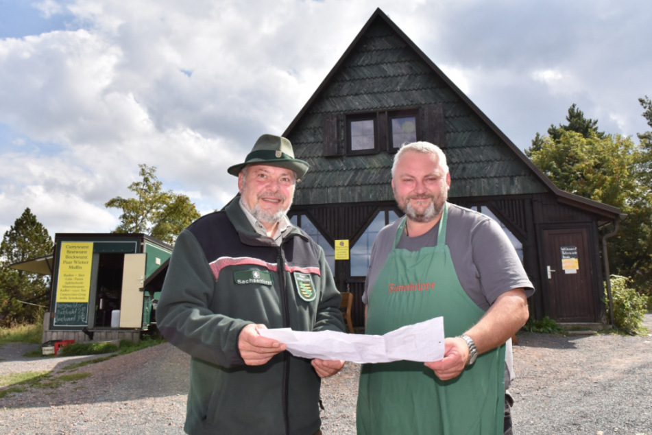 Kahleberg-Wirt Severin Szulczyk (43, r.) und Wolfram Gläser, Referent beim Forstbezirk Bärenfels, freuen sich, dass es mit der Kahlebergbaude weitergeht.