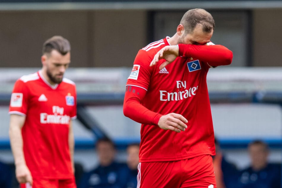 Pierre-Michel Lasogga (rechts) und Manuel Wintzheimer verließen mit gesenkten Köpfen den Platz.