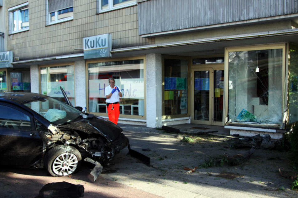 Die wilde Fahrt endete schließlich in einem Schaufenster.