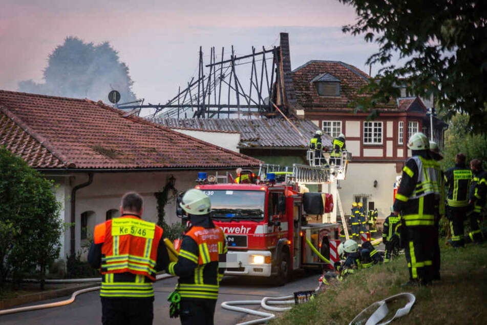 Die Feuerwehr rückte mit einem Großaufgebot an, ein wild umherirrendes Pferd lief dabei gegen ein Feuerwehrauto und verletzte sich tödlich.