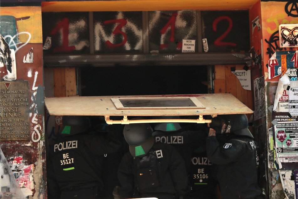 Polizisten bei der gewaltsamen Öffnung der Tür von dem Haus Rigaer 94 in der Rigaer Straße in Berlin-Friedrichshain.