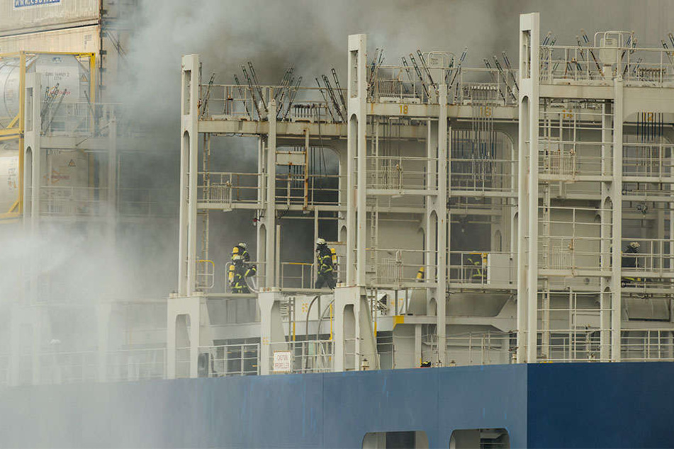 Ein Containerschiff der deutschen Reederei Hapag-Lloyd hat auf hoher See Feuer gefangen. (Symbolbild)
