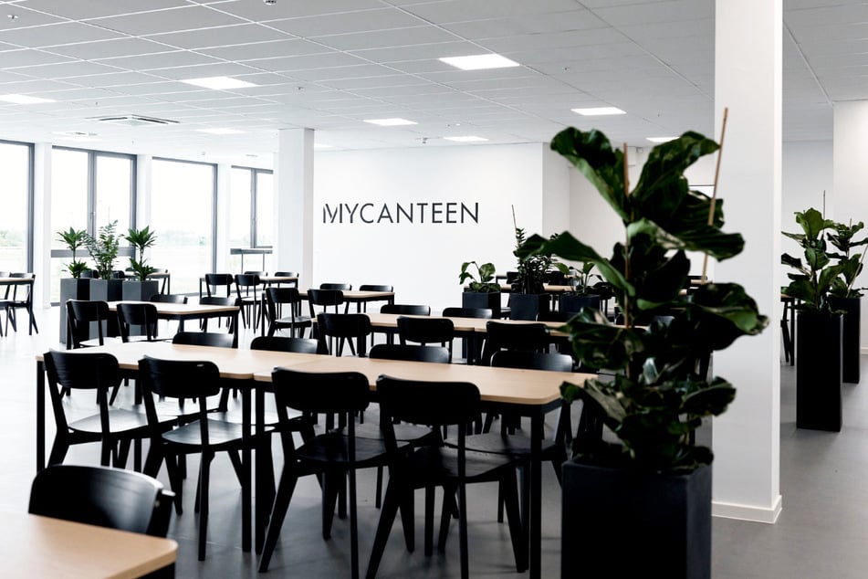 The modern and stylish canteen invites you to take a break with fresh delicacies.