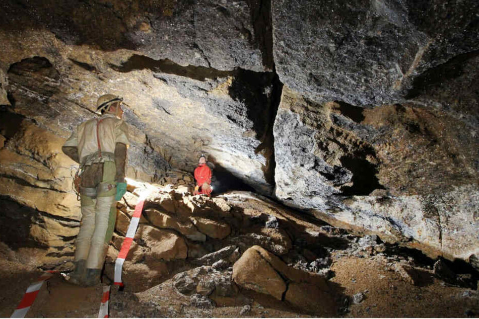 Forscher vermessen die Windloch-Höhle bei Engelskirchen.