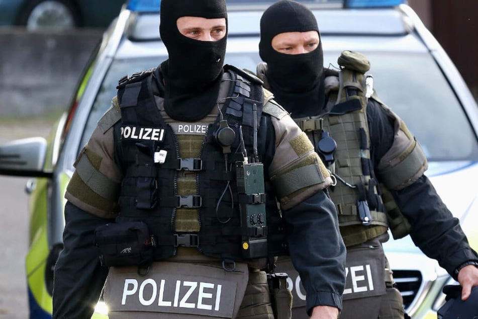 Beamte des Spezialeinsatzkommandos nahmen die mutmaßlichen Dealer fest. (Symbolbild)
