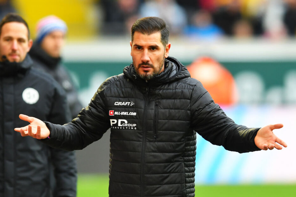 Ratlos! Cristian Fiel hebt angesichts der katastrophalen Fehler seiner Spieler die Hände.