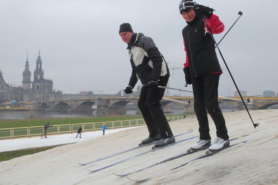 Sabine Bechmann (53) und Christoph Weise (59) nutzten am Sonntag die Chance, an der Elbe Langlauf zu fahren.