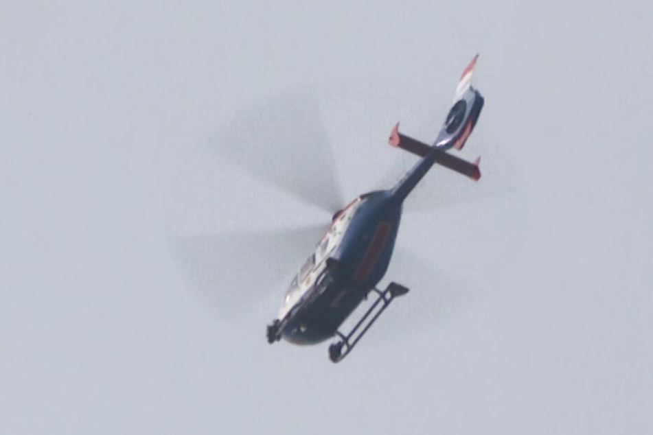 Auch ein Polizeihubschrauber beteiligt sich an der Suche nach dem Täter.