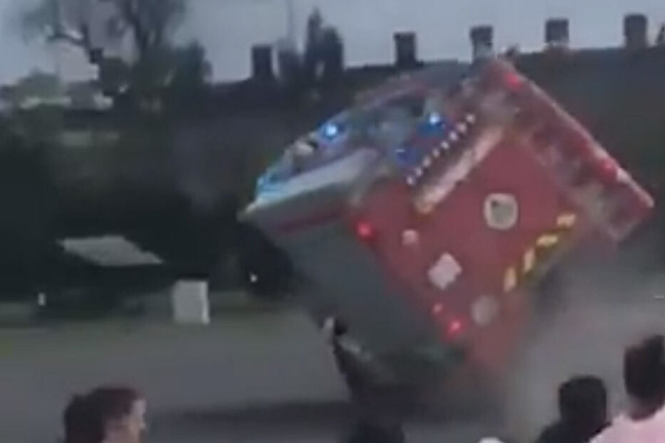 Die Feuerwehr im ungarischen Vác übertrieb es ein bisschen und kippte aus der Kurve.