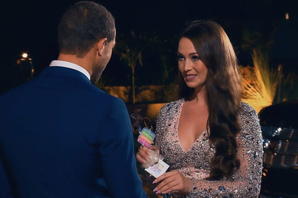 Christina bekam die erste Rose und das nur wenige Sekunden, nachdem sie aus dem Auto ausgestiegen ist.