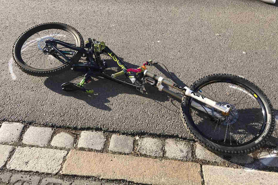 Der Zusammenstoß war so stark, dass der Rahmen des Fahrrads brach.