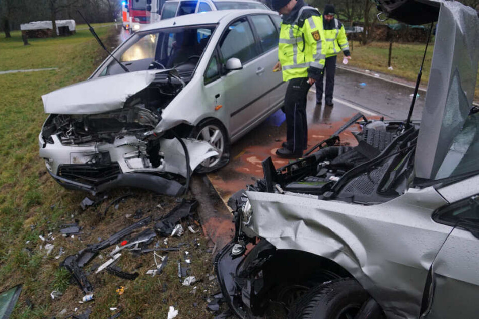 Die beiden Autos krachten frontal zusammen.