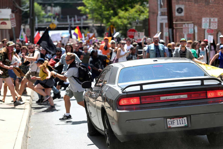 Dieses Foto entstand Augenblicke, bevor das Auto in die Menge der Gegendemonstranten rast.