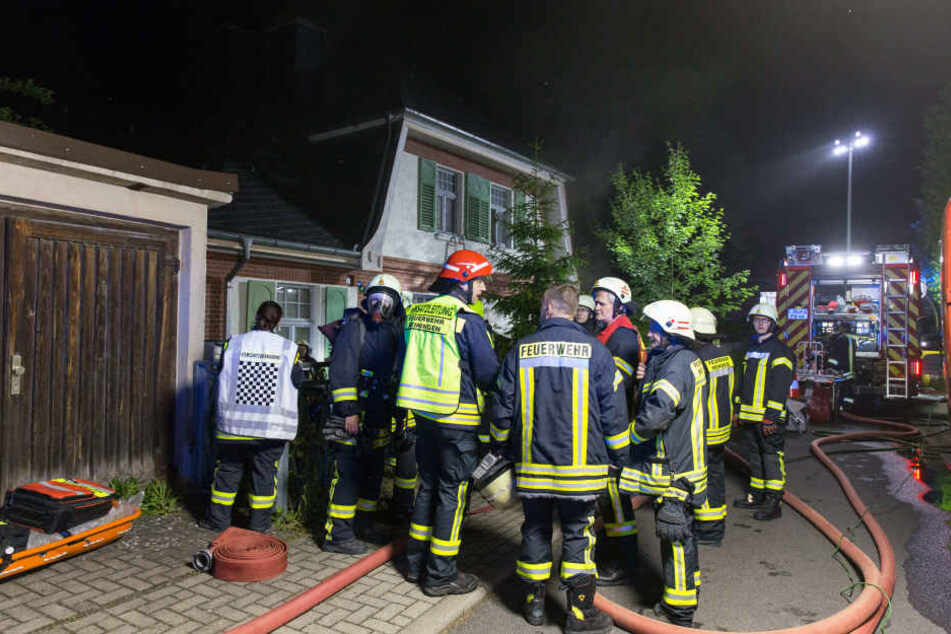Die Feuerwehr hatte in der stark vermüllten Wohnung zunächst Probleme, den Brandherd zu finden.