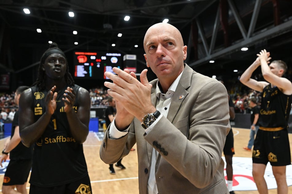 Niners-Coach Rodrigo Pastore (52, m.) verspricht sich viel vom neuen Pointguard Gilyard.