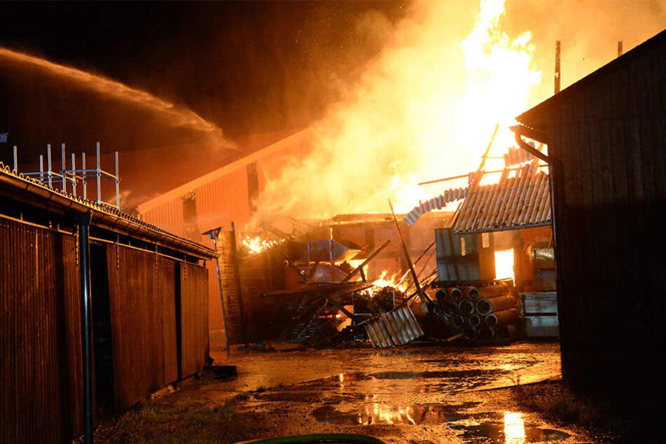 Eine Lagerhalle fiel den Flammen ebenfalls zum Opfer.