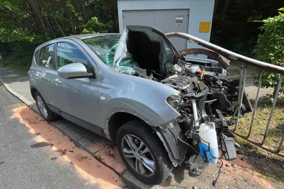 Geländer-Crash im Erzgebirge: Fahrer im Krankenhaus