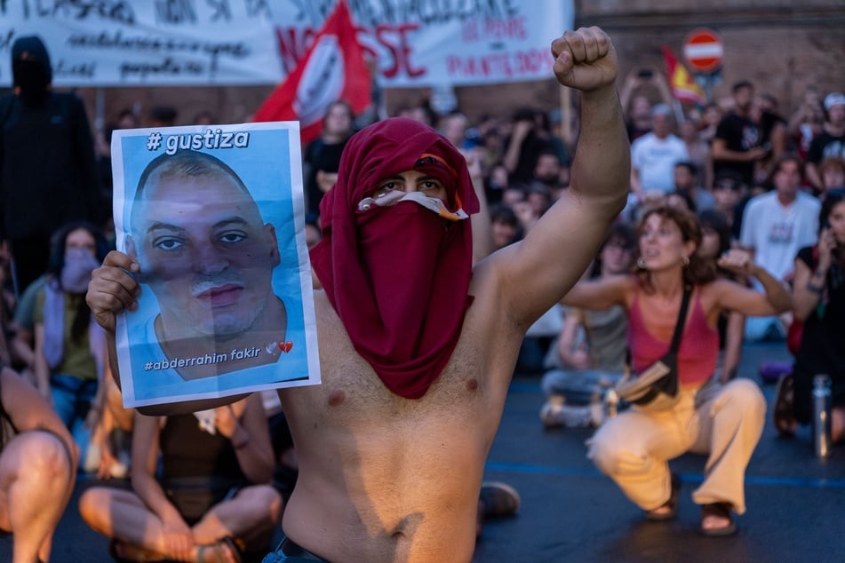Ein Demonstrant hält das Foto des Verstorbenen Abderradim Fakir (†42) in die Luft.