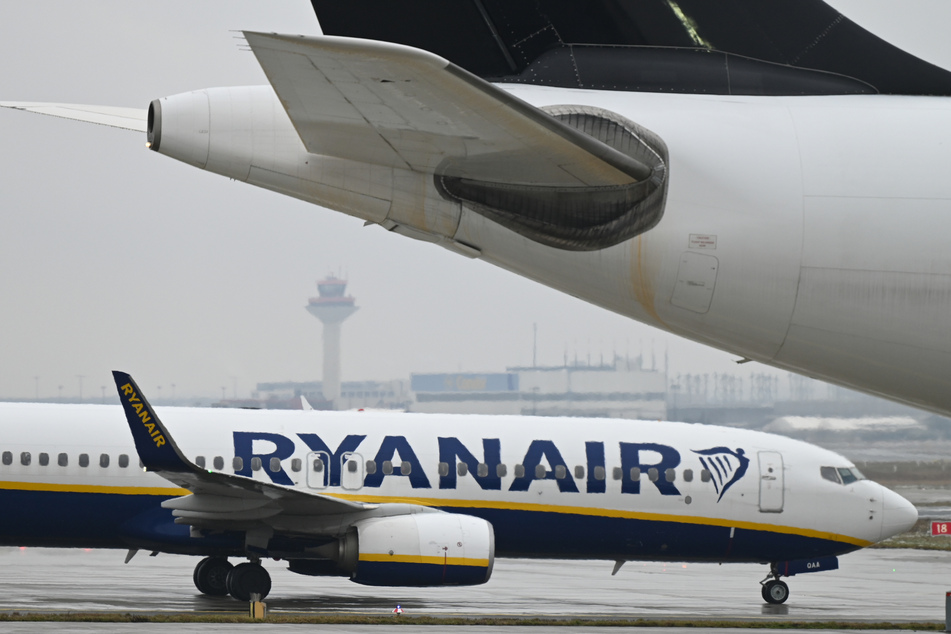 Ein Ryanair-Flugzeug mit 102 Passagieren an Bord kam von der Landebahn ab. (Symbolbild)