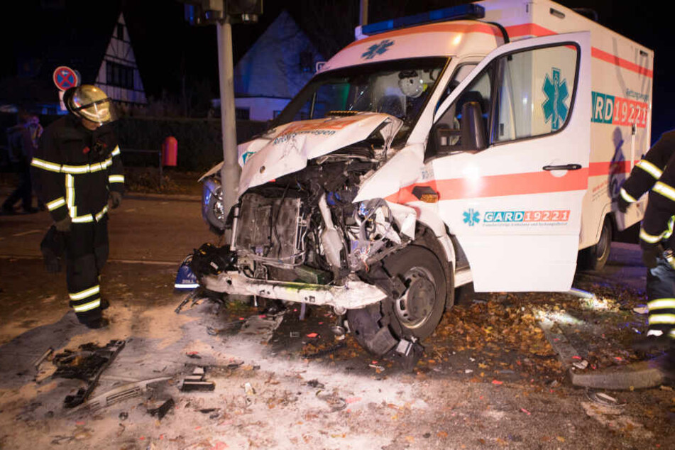 Der Krankenhagen stieß mit dem Auto zusammen und krachte dann gegen ein Schild.