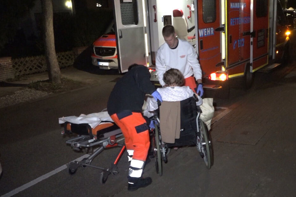 Die Einsatzkräfte retteten Bewohner aus dem brennenden Pflegeheim und brachten sechs von ihnen per Rettungswagen in ein Krankenhaus.