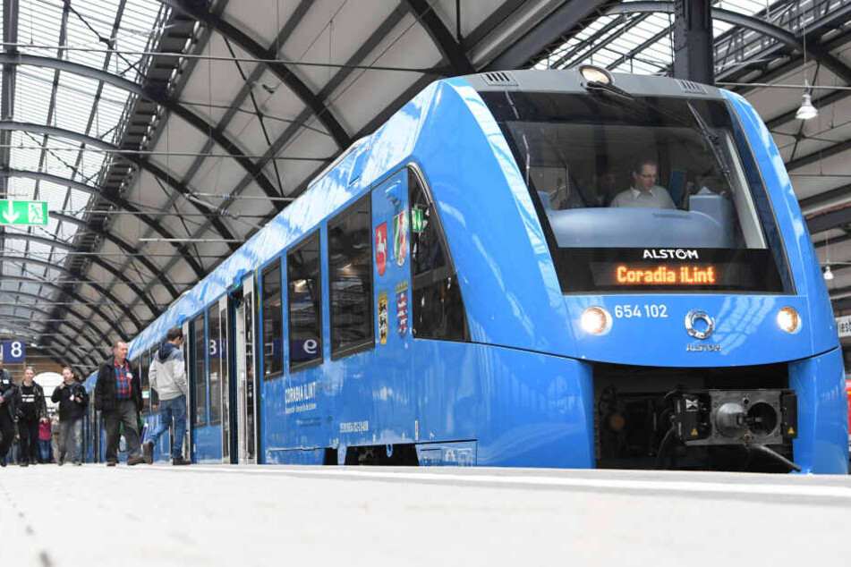 Ein Regionalzug des französischen Herstellers Alstom, der von einer Brennstoffzelle angetrieben wird