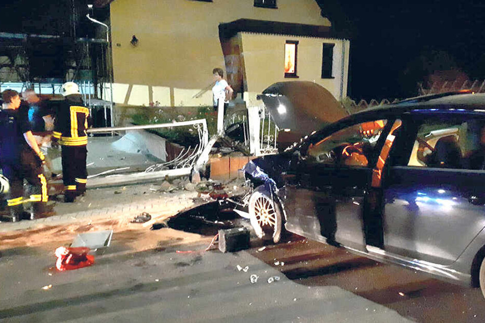 Der demolierte Golf am ramponierten Hoftor in der Unfallnacht von Schirgiswalde.