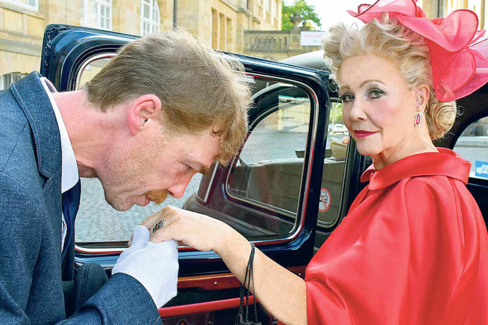 Derzeit chauffiert Stefan Foltys
Show-Diva Dorit Gäbler (74) beim
Musical-Open-Air „My Fair Lady“
auf dem Chemnitzer Theaterplatz.