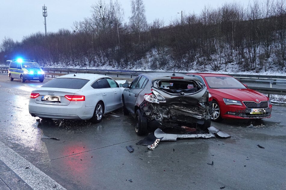 Der Audi und der Renault mussten mit Totalschaden abgeschleppt werden.