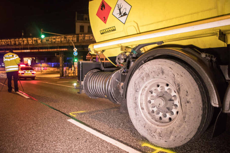 Der Gefahrgut-Lastwagen stand bei dem Unfall mitten auf der Kreuzung.